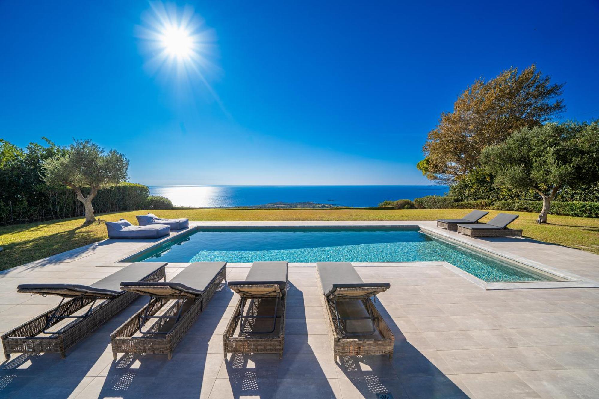 Grande Azzurro In Lakithra Villa Luaran gambar